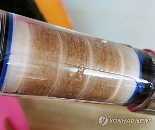 2시간 만에 갈색으로(포항=연합뉴스) 경북 포항 남구 일원에 공급하는 수돗물에서 검붉은색 물이 나와 주민이 불안에 떨고 있다. 사용 2시간 만에 갈색으로 변한 수도꼭지 필터. 2019.8.11 [독자 제공. 재판매 및 DB 금지] sds123@yna.co.kr