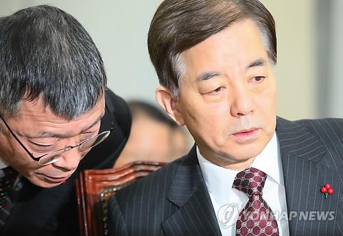 한미일 정보공유 약정 체결당시 한민구 국방장관 (서울=연합뉴스) 진성철 기자 = 2014년 12월 29일 당시 한민구 국방장관(오른쪽)과 류제승 국방정책실장이 국회 국방위원회에서 진행된 '한미일 국방부간 북한 핵과 미사일 위협에 관한 3자 정보공유 약정' 보고에 앞서 논의하고 있다. 2014.12.29