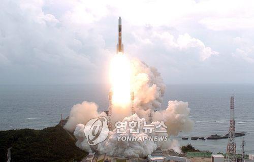 日, 한반도 감시 정찰위성 발사 성공한반도 감시를 주요 임무로 하는 일본의 정찰위성이 2006년 9월 11일 성공적으로 발사됐다. 일본 우주항공연구개발기구는 이날 오후 1시35분 가고시마(鹿兒島)현의 다네가시마(種子島) 우주센터에서 정보수집위성(광학위성)을 H2A로켓 10호기로 쏘아 올려 무사히 궤도에 진입시켰다. 이 위성은 고도 400-600km 상공의 궤도를 선회하면서 고성능 디지털카메라와 망원렌즈로 지상을 감시하게 된다. 특히 지상의 1m 크기의 물체를 식별할 수 있어 북한의 군사시설과 일본 주변의 자연재해 상황을 관측하게 된다. (EPA=연합뉴스)