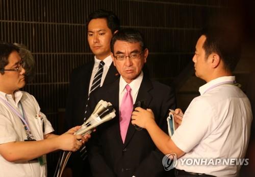 (도쿄=연합뉴스) 김병규 특파원 = 고노 다로(河野太郞) 일본 외무상이 22일 남관표 주일 한국 대사를 초치해 한국 정부의 한일 군사정보보호협정(GSOMIA·지소미아) 종료 방침에 항의한 뒤 기자들에게 발언하고 있다. bkkim@yna.co.kr