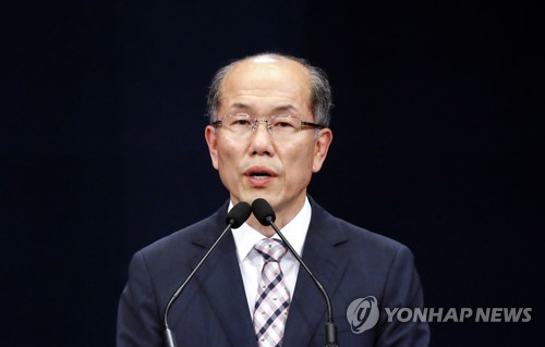 청, "한일군사정보보호협정(GSOMIA·지소미아) 종료 결정"(서울=연합뉴스) 배재만 기자 = 김유근 국가안보실 1차장이 22일 오후 춘추관 대브리핑룸에서 "정부는 한일간 '군사비밀정보의 보호에 관한 협정'(GSOMIA)을 종료하기로 결정했으며 협정의 근거에 따라 연장 통보시한 내에 외교경로를 통하여 일본정부에 이를 통보할 예정"이라고 밝히고 있다. 2019.8.22 scoop@yna.co.kr