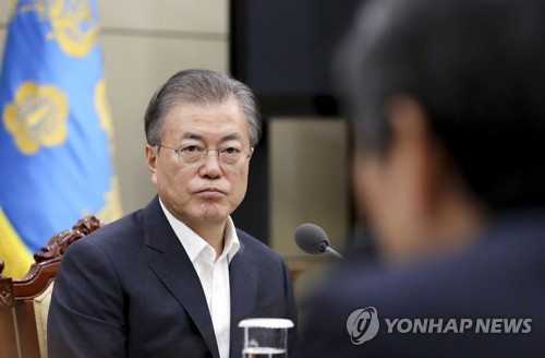 한일군사정보보호협정 연장 여부 보고받는 문 대통령(서울=연합뉴스) 문재인 대통령이 22일 오후 청와대에서 한일군사정보보호협정(GSOMIA·지소미아) 관련 국가안전보장회의(NSC) 상임위 회의 내용을 보고받고 있다. 2019.8.22 [청와대 제공·재판매 및 DB 금지] scoop@yna.co.kr