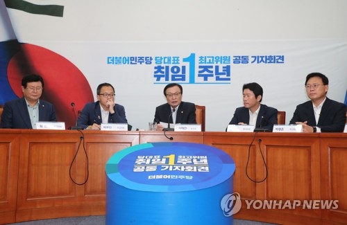 이해찬 '취임 1주년 공동 기자회견에서'(서울=연합뉴스) 김주형 기자 = 더불어민주당 이해찬 대표가 23일 오전 국회에서 당 대표-최고위원 취임 1주년 공동 기자회견을 하고 있다. 2019.8.23 kjhpress@yna.co.kr