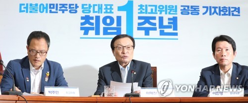 이해찬 '취임1주년 공동 기자회견에서'(서울=연합뉴스) 김주형 기자 = 더불어민주당 이해찬 대표(가운데)가 23일 오전 국회에서 당대표-최고위원 취임1주년 공동 기자회견을 하고 있다. 2019.8.23 kjhpress@yna.co.kr
