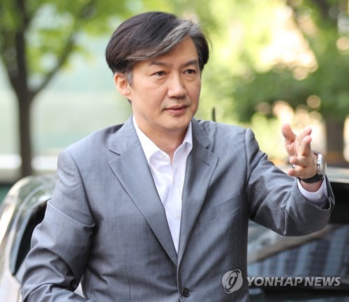 출근하는 조국(서울=연합뉴스) 류영석 기자 = 조국 법무부 장관 후보자가 23일 오전 인사청문회 준비 사무실이 마련된 서울 종로구 적선현대빌딩으로 출근하고 있다. 2019.8.23 ondol@yna.co.kr