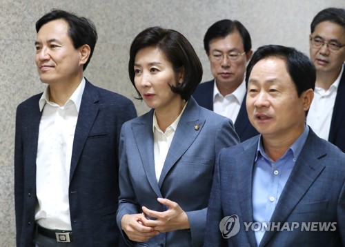 조국 인사청문회 대책회의 참석하는 나경원(서울=연합뉴스) 김주형 기자 = 자유한국당 나경원 원내대표(왼쪽 두번째)가 23일 오전 국회에서 열린 조국(법무부 장관 후보자) 인사청문회 대책TF 4차회의에 김진태(왼쪽), 주광덕(오른쪽) 의원과 참석하고 있다. 2019.8.23 kjhpress@yna.co.kr