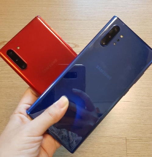 갤럭시노트10 레드와 갤럭시노트10플러스 블루[촬영 채새롬]