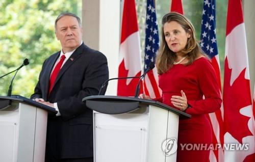 마이크 폼페이오(왼쪽) 미국 국무장관과 크리스티아 프리랜드 캠나다 외교부장관이 22일(현지시간) 캐나다 오타와에서 양국 외교 장관 회담 후 기자회견을 하고 있다. [AFP=연합뉴스]