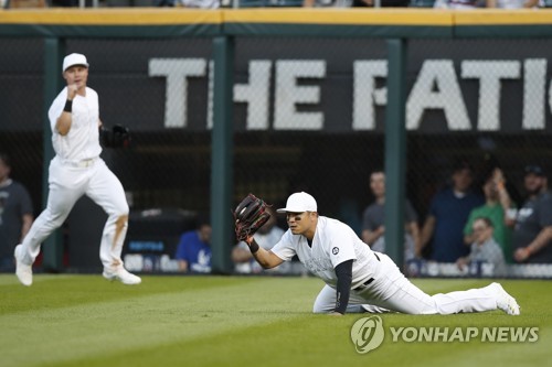 3회 몬카다의 타구를 직선타로 처리한 뒤 글러브를 들어 보이는 추신수 [AP=연합뉴스]