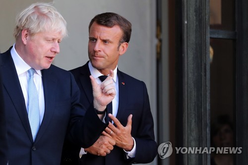 대화하는 에마뉘엘 마크롱 프랑스 대통령과 보리스 존슨 영국 총리[EPA=연합뉴스]
