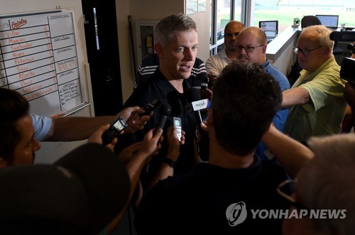 취재진에게 둘러싸인 마이크 엘리어스 볼티모어 단장[게티이미지/AFP=연합뉴스 자료사진]