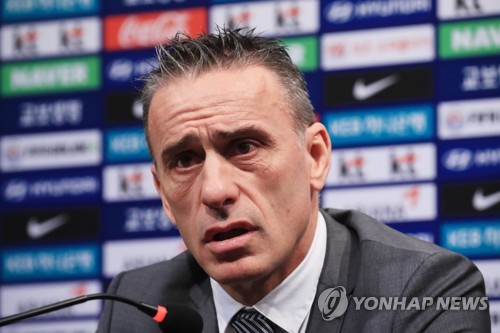 3월 대표팀 소집 명단 발표하는 파울루 벤투 축구대표팀 감독 [연합뉴스 자료 사진]