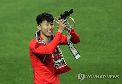 팬들의 환호에 화답하는 손흥민[연합뉴스 자료 사진]