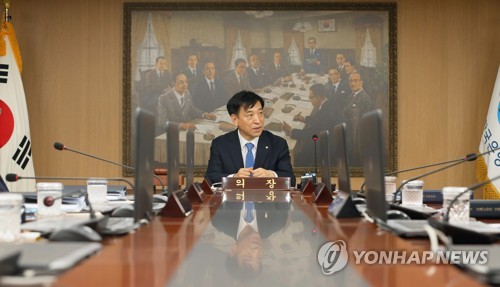 이주열 한국은행 총재가 지난달 18일 오전 서울 중구 한국은행에서 열린 금융통화위원회에서 인사말을 하고 있다. [연합뉴스 자료사진]
