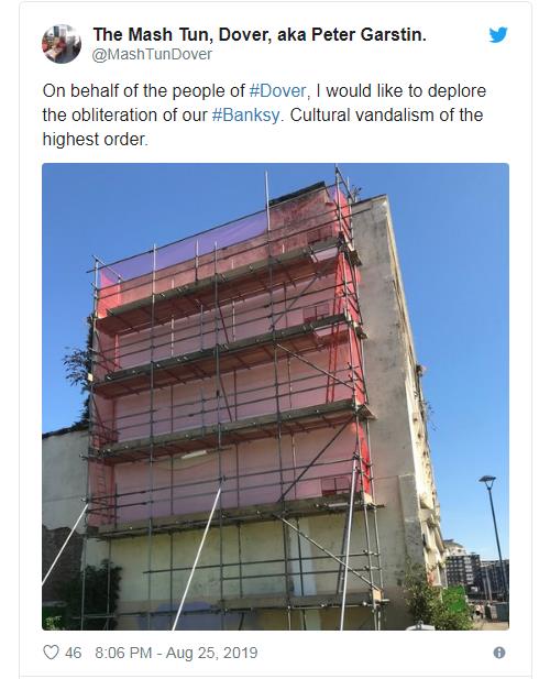 뱅크시의 벽화가 사라진 뒤 건물의 모습. 벽화 제거에 쓰인 비계가 설치돼 있다.