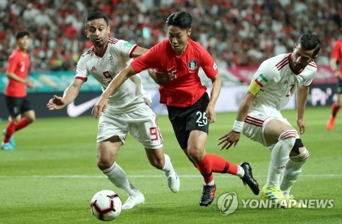 볼을 다투는 백승호(중앙)(서울=연합뉴스) 서명곤 기자 = 11일 오후 서울월드컵경기장에서 열린 축구대표팀 한국-이란 평가전에서 백승호가 볼을 다투고 있다.
 2019.6.11 seephoto@yna.co.kr