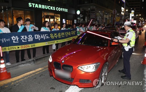 제2 윤창호법 시행 알리는 윤창호 친구들(부산=연합뉴스) 손형주 기자 = 故 윤창호 씨 친구들이 내일부터 시행되는 제2 윤창호법을 앞두고 24일 밤 홍보캠페인을 하고 있다. 25일 자정부터 기존 혈중알코올농도 0.05％에서 0.03％로 음주운전 단속기준이 강화된다. 2019.6.24 handbrother@yna.co.kr