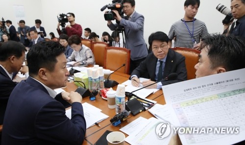 서로 입장 밝히는 김종민 위원장과 장제원 간사(서울=연합뉴스) 이진욱 기자 = 26일 오전 국회에서 열린 정치개혁특별위원회 정치개혁 제1소위에서 더불어민주당 소속 김종민 위원장(오른쪽)과 자유한국당 소속 장제원 간사(오른쪽 두 번째)가 대화하고 있다. cityboy@yna.co.kr