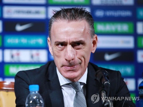 벤투 감독, 날카로운 카리스마(서울=연합뉴스) 홍해인 기자 = 파울루 벤투 한국 남자축구 A대표팀 감독이 26일 오전 서울 종로구 신문로2가 축구회관에서 2022 국제축구연맹(FIFA) 카타르 월드컵 아시아지역 2차 예선 첫 경기에 나설 대표팀 소집 명단을 발표하고 있다. 2019.8.26 hihong@yna.co.kr