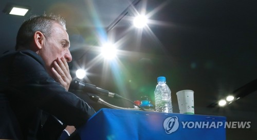 생각에 잠긴 벤투 감독(서울=연합뉴스) 홍해인 기자 = 파울루 벤투 한국남자축구 A대표팀 감독이 26일 오전 서울 종로구 신문로2가 축구회관에서 2022 국제축구연맹(FIFA) 카타르 월드컵 아시아지역 2차 예선 첫 경기에 나설 대표팀 소집 명단을 발표하며 생각에 잠겨 있다. 2019.8.26 hihong@yna.co.kr