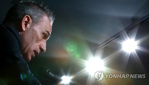 벤투호, 아시아 2차 예선 대표팀 명단 발표(서울=연합뉴스) 홍해인 기자 = 파울루 벤투 한국남자축구 A대표팀 감독이 26일 오전 서울 종로구 신문로2가 축구회관에서 2022 국제축구연맹(FIFA) 카타르 월드컵 아시아지역 2차 예선 첫 경기에 나설 대표팀 소집 명단을 발표한 뒤 취재진의 질문에 답하고 있다. 2019.8.26 hihong@yna.co.kr