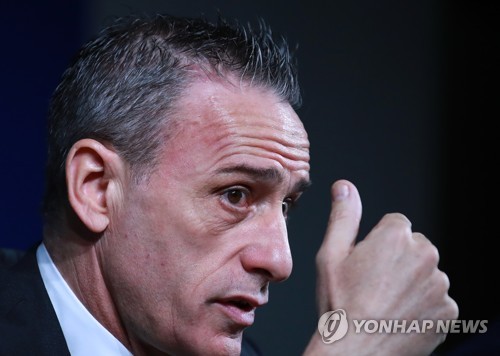 선발의 이유(서울=연합뉴스) 홍해인 기자 = 파울루 벤투 한국남자축구 A대표팀 감독이 26일 오전 서울 종로구 신문로2가 축구회관에서 2022 국제축구연맹(FIFA) 카타르 월드컵 아시아지역 2차 예선 첫 경기에 나설 대표팀 소집 명단을 발표한 뒤 취재진의 질문에 답하고 있다. 2019.8.26 hihong@yna.co.kr