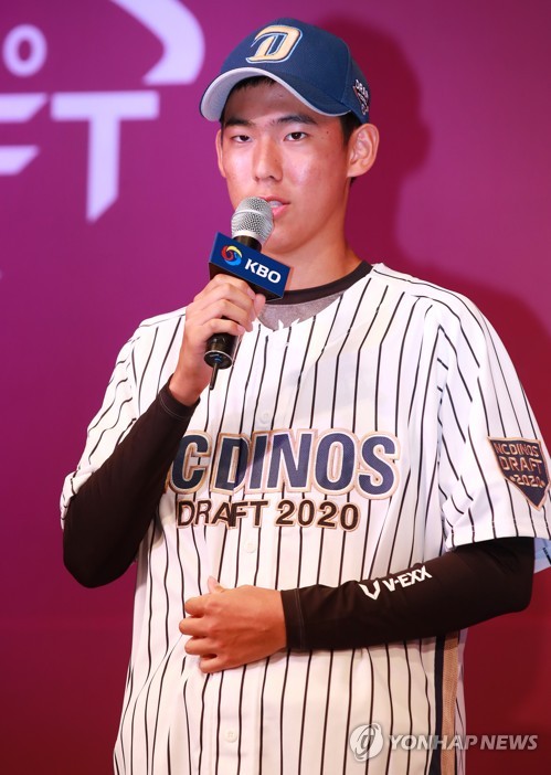 NC 2차 1라운드 1순위 정구범(서울=연합뉴스) 홍해인 기자 = 26일 오후 서울 중구 웨스틴조선 호텔에서 열린 '2020시즌 한국야구위원회(KBO) 신인 드래프트'에서 NC 다이노스에 2차 1라운드 1순위로 지명된 덕수고 투수 정구범이 인터뷰를 하고 있다. 2019.8.26 hihong@yna.co.kr