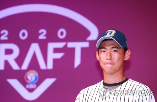 KBO 2차 신인 드래프트 전체 1순위 정구범(서울=연합뉴스) 홍해인 기자 = 26일 오후 서울 중구 웨스틴조선 호텔에서 열린 '2020시즌 한국야구위원회(KBO) 신인 드래프트'에서 NC 다이노스에 2차 1라운드 1순위로 지명된 덕수고 투수 정구범이 무대 위에서 인터뷰 차례를 기다리고 있다. 2019.8.26 hihong@yna.co.kr
