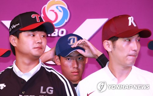 2020 KBO 드래프트, 주목받은 신인(서울=연합뉴스) 홍해인 기자 = 26일 오후 서울 중구 웨스틴조선 호텔에서 열린 '2020시즌 한국야구위원회(KBO) 신인 드래프트'에서 주목 받은 세 명의 신인. 
    왼쪽부터 2차 3라운드 전체 23순위로 LG 트윈스의 유니폼을 입은 독립야구단 연천 미라클의 손호영, 2차 1라운드 1순위로 NC 다이노스 유니폼을 입은 덕수고 정구범, 6라운드 전체 57순위로 키움히어로즈 유니폼을 입은 전 미국 마이너리그 휴스턴 애스트로스 문찬종 . 2019.8.26 hihong@yna.co.kr