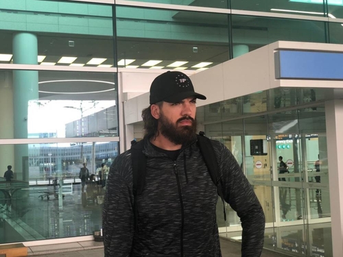 부산 kt의 새 외국인 선수 바이런 멀린스의 공항 입국 모습. [부산 kt 제공]