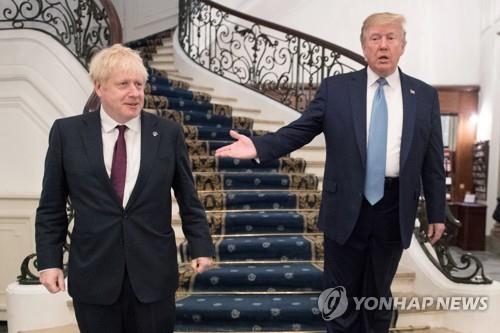 이달 25일 프랑스 비아리츠에서 열린 주요7개국 정상회의(G7) 때 만난 보리스 존슨 영국 총리(왼쪽)와 도널드 트럼프 미국 대통령 [로이터=연합뉴스]