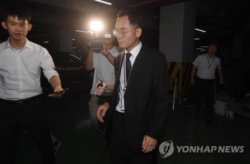 고려대 인재발굴처 나와 차량으로 향하는 검찰 관계자들
(서울=연합뉴스) 임헌정 기자 = 조국 법무부 장관 후보자 딸을 둘러싼 각종 의혹과 관련해 검찰이 압수수색에 돌입한 27일 검찰 관계자가 서울 성북구 안암동 고려대학교 인재발굴처에서 나와 차량으로 향하고 있다. 2019.8.27
kane@yna.co.kr