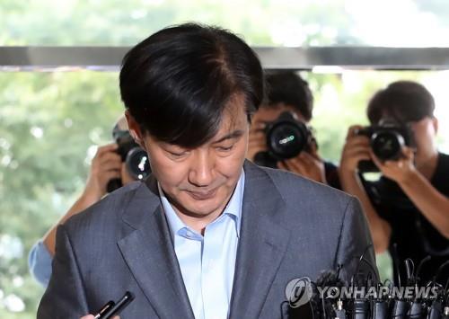 오후 출근 인사
(서울=연합뉴스) 서명곤 기자 = 조국 법무부 장관 후보자가 27일 오후 인사청문회 준비 사무실이 마련된 서울 종로구 한 건물로 출근하며 인사를 하고 있다. 검찰은 이날 오전 조 후보자 가족을 둘러싼 의혹과 관련해 고려대, 서울대, 부산대, 단국대 등 대학과 가족이 투자한 펀드를 운용하는 코링크PE 사무실, 가족이 운영해온 학교법인 웅동학원 등을 전격 압수수색했다. 2019.8.27
seephoto@yna.co.kr
(끝)