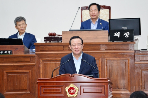 임시회에서 발언하는 송철호 울산시장[울산시의회 제공.재판매 및 DB 금지]