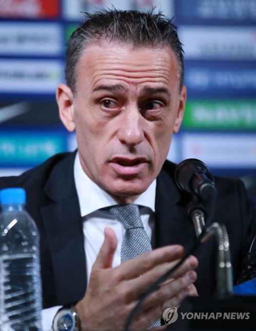 벤투 감독, 김신욱 발탁 배경은?(서울=연합뉴스) 홍해인 기자 = 파울루 벤투 한국남자축구 A대표팀 감독이 26일 오전 서울 종로구 신문로2가 축구회관에서 2022 국제축구연맹(FIFA) 카타르 월드컵 아시아지역 2차 예선 첫 경기에 나설 대표팀 소집 명단을 발표한 뒤 취재진의 질문에 답하고 있다. 2019.8.26 hihong@yna.co.kr