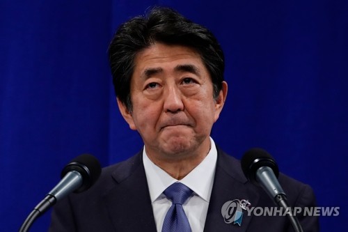 G7 폐막 후 기자회견하는 아베 총리(비아리츠 AFP=연합뉴스) 아베 신조 일본 총리가 26일(현지시간) 프랑스 비아리츠에서 폐막한 G7(주요 7개국) 정상회의 후 기자회견에서 입을 굳게 다문 채 굳은 표정을 하고 있다. leekm@yna.co.kr