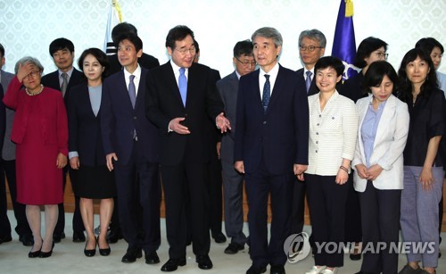 국가물관리위원회 민간위원들과 기념촬영 하는 이낙연 총리(서울=연합뉴스) 김승두 기자 = 이낙연 국무총리가 27일 정부서울청사에서 제1기 국가물관리위원회 허재영 민간위원장 등 민간위원들에게 위촉장을 준 후 기념촬영을 하고 있다. 2019.8.27 kimsdoo@yna.co.kr
