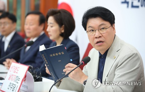 정개특위 관련 기자 브리핑하는 장제원(서울=연합뉴스) 김인철 기자 = 자유한국당 장제원 의원이 28일 여의도 국회에서 열린 정개특위 관련 기자 브리핑에서 발언하고 있다. 2019.8.28 yatoya@yna.co.kr