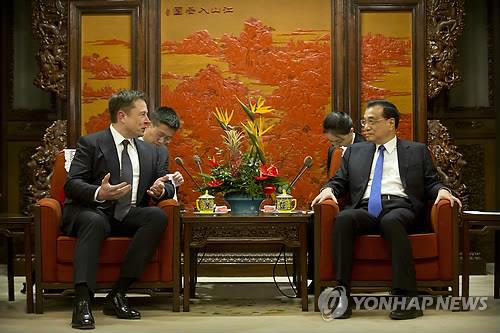 지난 1월 베이징 중난하이에서 만난 리커창 총리(오른쪽)과 일론 머스크 CEO(왼쪽)[AP=연합뉴스]