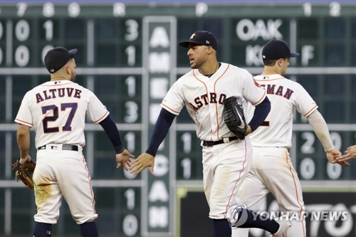 승리 후 손 부딪히는 휴스턴 선수들 [USA 투데이/로이터=연합뉴스 자료사진]
