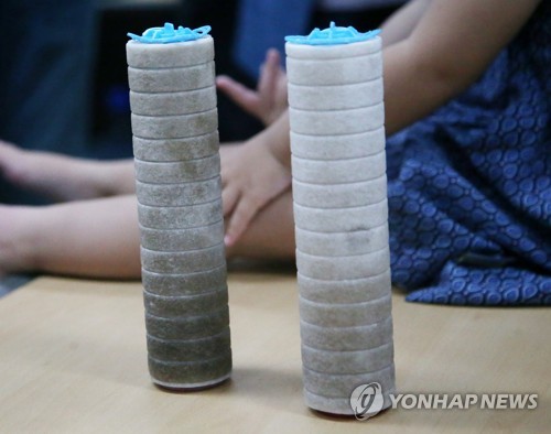 몇시간 만에 검게 변한 필터(포항=연합뉴스) 손대성 기자 = 경북 포항시 남구 오천읍 사는 주민 이모씨가 22일 공개한 샤워기 필터. 왼쪽은 20일 오후 6시부터 22일 오전 9시까지, 오른쪽은 21일 오후 6시부터 22일 오전 9시까지 쓴 것이라고 밝혔다. 2019.8.22 sds123@yna.co.kr