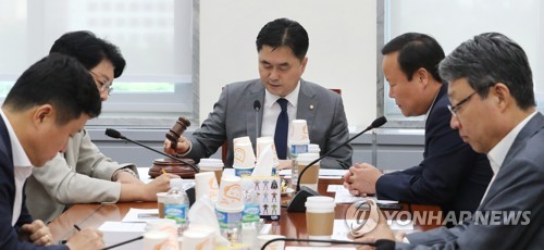 의사봉 두드리는 김종민 소위원장(서울=연합뉴스) 김주형 기자 = 28일 오후 속개된 국회 정치개혁특별위원회 안건조정회의에서 더불어민주당 소속 김종민 위원장(가운데)이 의사봉을 두드리고 있다. kjhpress@yna.co.kr