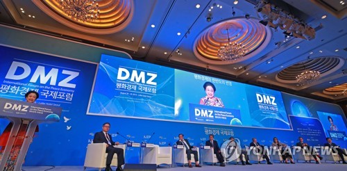 DMZ 평화경제 국제포럼 개막식(서울=연합뉴스) 홍해인 기자 = 29일 오전 서울 중구 소공동 롯데호텔 크리스탈볼룸에서 열린 'DMZ 평화경제 국제포럼' 개막식에서 메가와티 수카르노푸트리 전 인도네시아 대통령이 연설을 하고 있다. 2019.8.29