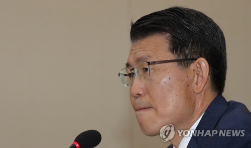 의원질의 듣는 은성수 후보자(서울=연합뉴스) 하사헌 기자 = 은성수 금융위원장 후보자가 29일 오전 국회에서 열린 인사청문회에서 의원질의를 듣고 있다. toadboy@yna.co.kr