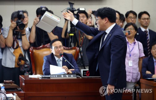 국회법해설책 던지는 장제원(서울=연합뉴스) 김인철 기자 = 29일 오전 국회에서 준연동형 비례대표제 도입을 골자로 공직선거법 개정안을 심의하는 국회 정치개혁특별위원회 전체회의에서 자유한국당 소속 장제원 간사가 국회법 해설책을 던지고 있다. yatoya@yna.co.kr