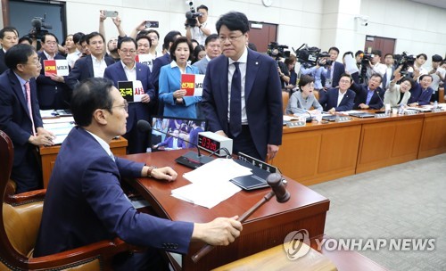 선거제 개혁안 의결한 '정개특위'...한국당 "날치기" 강력 반발(서울=연합뉴스) 김주형 기자 = 더불어민주당 소속 홍영표 위원장이 29일 오전 열린 국회 정치개혁특별위원회 전체회의에서 준연동형 비례대표제 도입을 골자로 하는 공직선거법 개정안을 의결하자 자유한국당 나경원 원내대표와 장제원 간사 등이 항의하고 있다. kjhpress@yna.co.kr