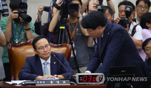 이견 좁히지 못하는 여야 간사(서울=연합뉴스) 김인철 기자 =29일 오전 국회에서 열린 정치개혁특별위원회 전체회의에서 자유한국당 소속 장제원 간사가 발언 시간과 회의 진행 방식에 대해 항의하고 있다.yatoya@yna.co.kr