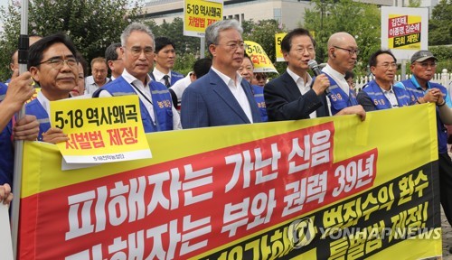 5.18가해자 부정축재 재산환수 특별법 제정 촉구(서울=연합뉴스) 하사헌 기자 = 5.18역사왜곡처벌 농성단의 '5.18가해자 부정축재 재산환수 특별법 제정 촉구 기자회견'이 29일 오후 국회 앞에서 열렸다. 대안정치연대 천정배 의원이 발언하고 있다. 2019.8.29 toadboy@yna.co.kr