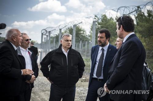 오르반 총리(왼쪽에서 세번째)와 살비니 부총리(왼쪽에서 네번째)[EPA=연합뉴스 자료사진]