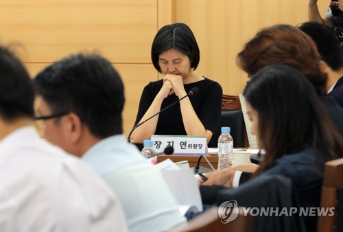 자료 살펴보는 장지연 연금특위 위원장(서울=연합뉴스) 이정훈 기자 = 장지연 연금특위 위원장이 30일 오전 서울 종로구 경제사회노동위원회에서 열린 제5차 국민연금 개혁과 노후소득보장특별위원회(연금특위) 전체회의에서 자료를 살펴보고 있다. 2019.8.30 uwg806@yna.co.kr